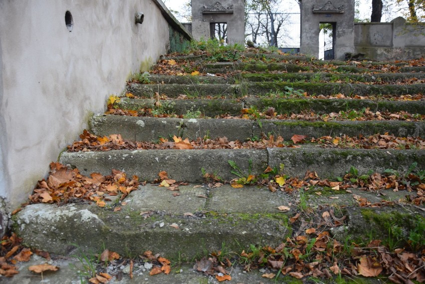 Miasto Kalisz chce wyremontować schody na cmentarz...
