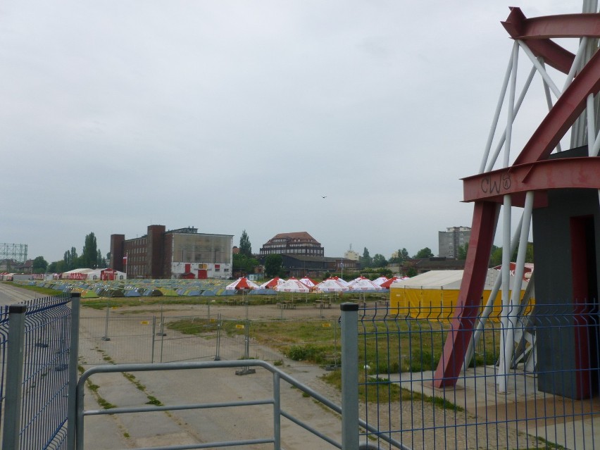 Football Camp na terenie Stoczni Gdańskiej. Pole namiotowe rozkradane, właściciel zniknął