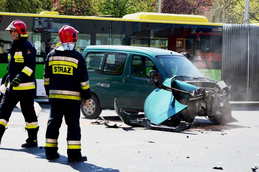 Dwa auta zderzyły się w centrum Zielonej Góry na...