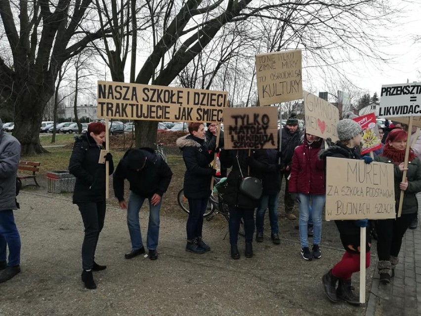 Rodzice uczniów SP w Bujnach Szlacheckich wyszli na ulice Zelowa, aby zaprotestować [ZDJĘCIA]