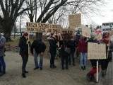 Rodzice uczniów ze szkoły w Bujnach Szlacheckich protestują na ulicach Zelowa [ZDJĘCIA]