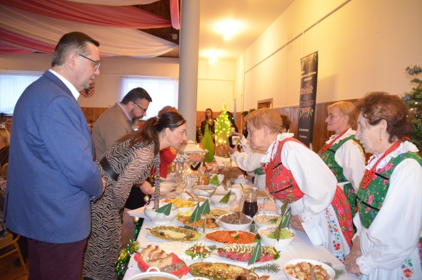 Świąteczne Spotkanie z Tradycją w Brzezinach. Stoły uginały się od świątecznych potraw. ZDJĘCIA