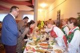 Świąteczne Spotkanie z Tradycją w Brzezinach. Stoły uginały się od świątecznych potraw. ZDJĘCIA