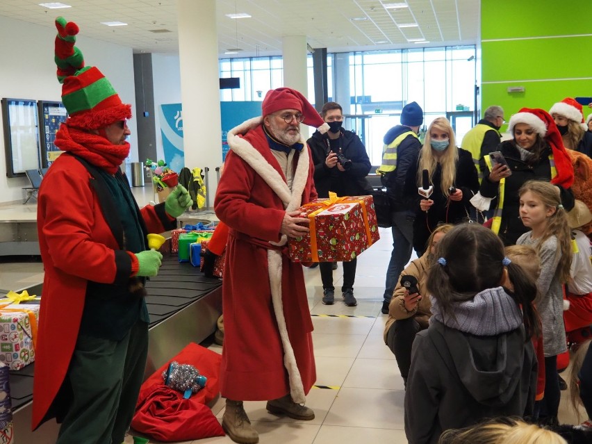 Mikołaj przywiózł prezenty dla 200 dzieci z domów dziecka i...