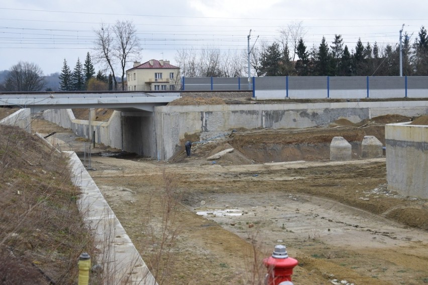 Tarnów. Robotnicy wracają na plac budowy nowej drogi pod al. Tarnowskich [ZDJĘCIA]