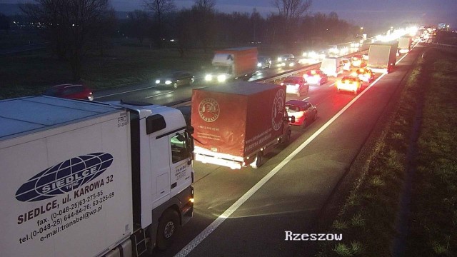 Kolizja na obwodnicy Krakowa. Kierowcy stoją w gigantycznym korku