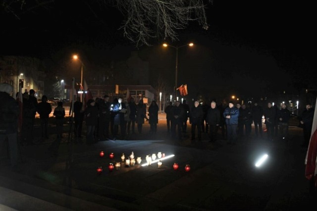 Pomnik Niepodległości w Goleniowie podczas wieczornych uroczystości tonie w ciemnościach