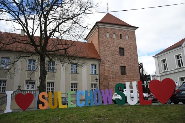 Napis I love Sulechów (a nawet dwa, bo drugi to Sul love) stanął w parku przy Sulechowskim Domu Kultury