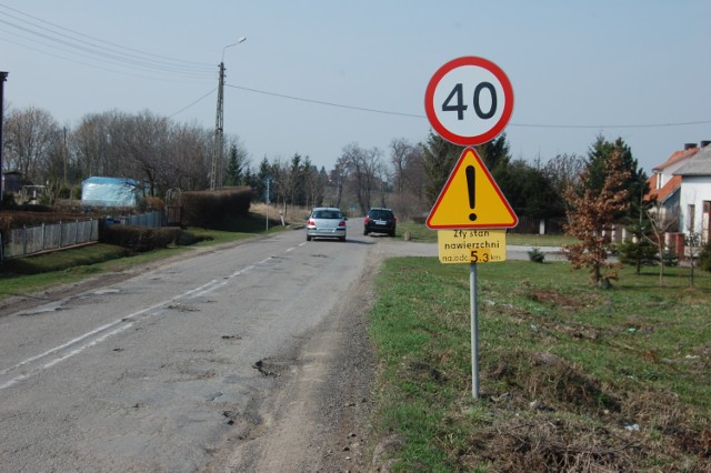 Znak ostrzegawczy na drodze wylotowej ze Starego Targu w kierunku Sztumu