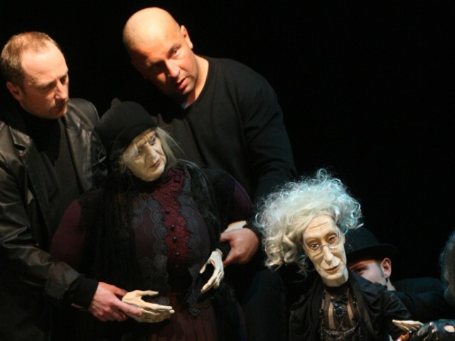 „Nie płacz, Anno” Juliusa Meinholma w reżyserii Mariana Pecki to jedno z dwóch przedstawień konkursowych, firmowanych przez Opolski Teatr Lalki i Aktora.