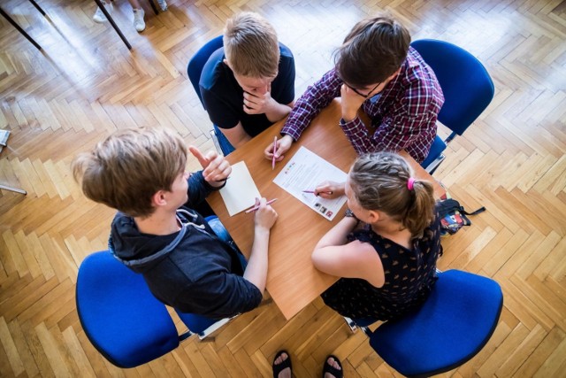 Konkurs „„Od gimnazjalisty do specjalisty – promocja szkolnictwa technicznego i branżowego jako droga do sukcesu na rynku pracy” odbył się w poniedziałek w Miejskim Ośrodku Edukacji Nauczycieli. 
-&nbsp;Zadania zostały przygotowane w języku angielskim i niemieckim - mówi Aleksandra Górna, nauczyciel metodyk w MOED i germanistka. - Chcieliśmy  pokazać uczniom, że język niemiecki jest tak samo ważny jak angielski. Zależało nam również na uświadomieniu im, że warto wybrać szkołę branżową i zdobyć dobry zawód. 

Uczniowie startowali w czteroosobowych zespołach. Pierwsze miejsce zajęło Gimnazjum nr 17. Drugie było Gimnazjum nr 46, a  trzecie - Gimnazjum nr 51. 

Organizatorem była sieć nauczycieli  języków obcych szkół branżowych i technicznych (Zespół Szkół Spożywczych, Zespół Szkół Gastronomicznych, Zespół Szkół Budowlanych, Zespół Szkół Chemicznych, Zespół Szkół Mechanicznych nr 1) przy Miejskim Ośrodku Edukacji Nauczycieli, założona przez Aleksandrę Górną i Joannę Dąbrowską, nauczyciela metodyka i anglistkę.