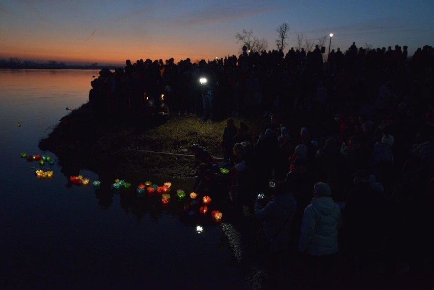 Lampiony miłości nad Wisłą w Sandomierzu. Niezwykłe widowisko i tłumy ludzi (ZDJĘCIA) 