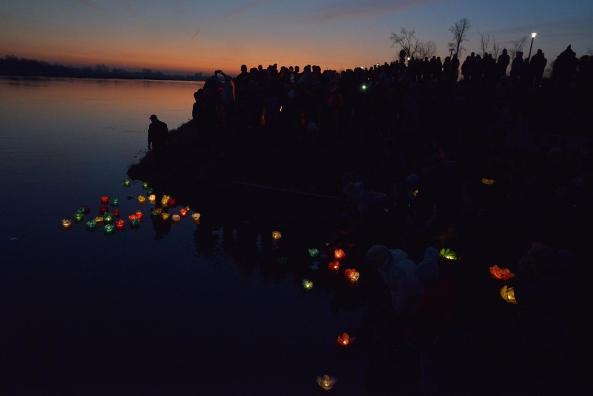 Lampiony miłości nad Wisłą w Sandomierzu. Niezwykłe widowisko i tłumy ludzi (ZDJĘCIA) 