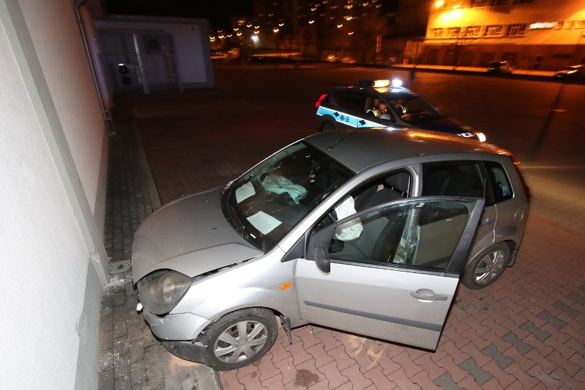 Wypadek w Kielcach. Kobieta wjechała w ścianę supermarketu