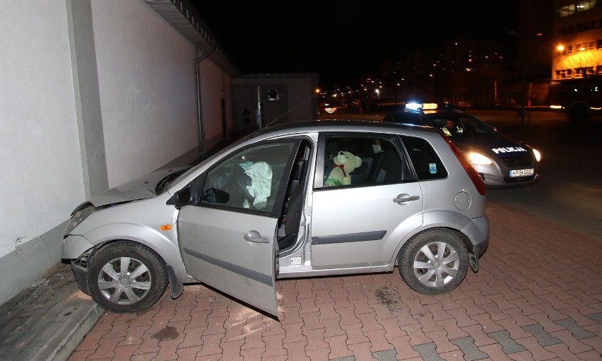 Wypadek w Kielcach. Kobieta wjechała w ścianę supermarketu