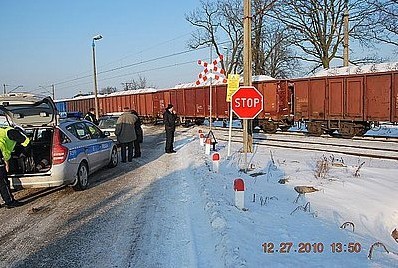 Wypadek na przejeździe kolejowym w Glinicy. Mercedesem wjechał wprost pod pociąg [ZDJĘCIA]
