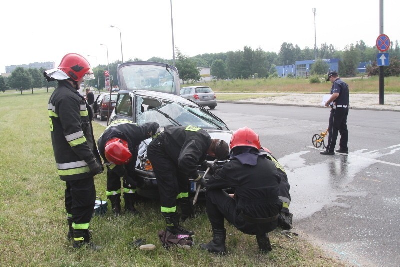 Łódź: dachowanie na rondzie Sybiraków. Dwie osoby w...