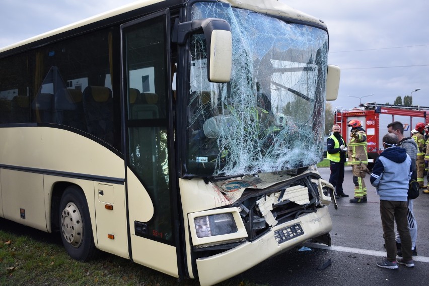 Zderzenie autobusu z ciężarówką, droga Legnica - Lubin zablokowana.