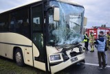 Zderzenie autobusu z ciężarówką, droga Legnica - Lubin zablokowana [ZDJĘCIA]