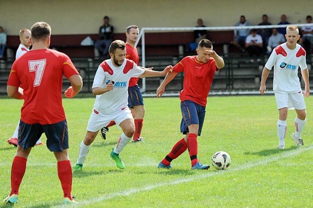 Piłkarze Gwiazdy Sypniewo (na czerwono) dość niespodziewanie rozbili w Kamieniu graczy Kamionki.