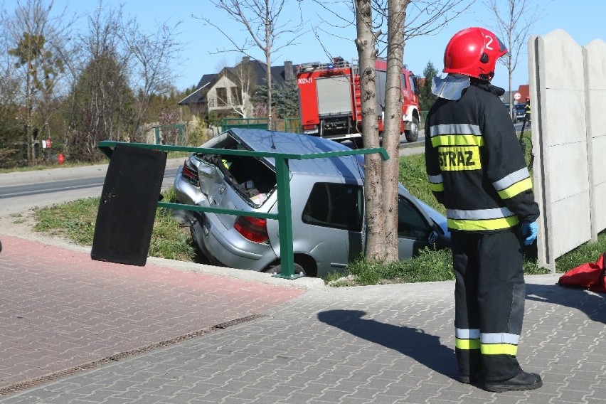 Wypadek w Nadolicach Wielkich. Bus wjechał w volkswagena, jedna osoba ranna [ZDJĘCIA]