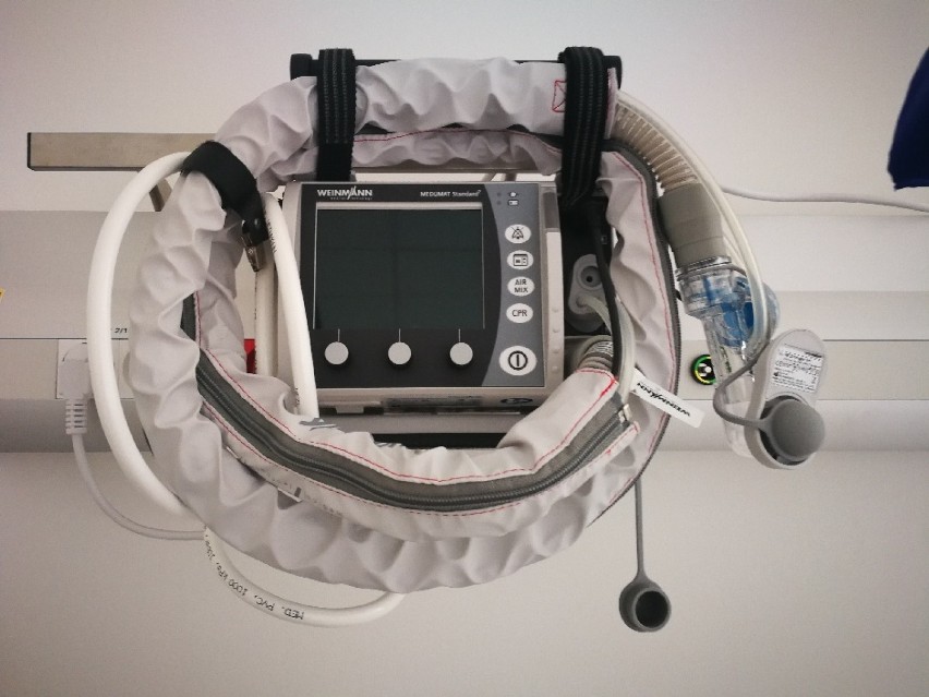 Respirator użyczony szpitalowi przez oświęcimską uczelnię