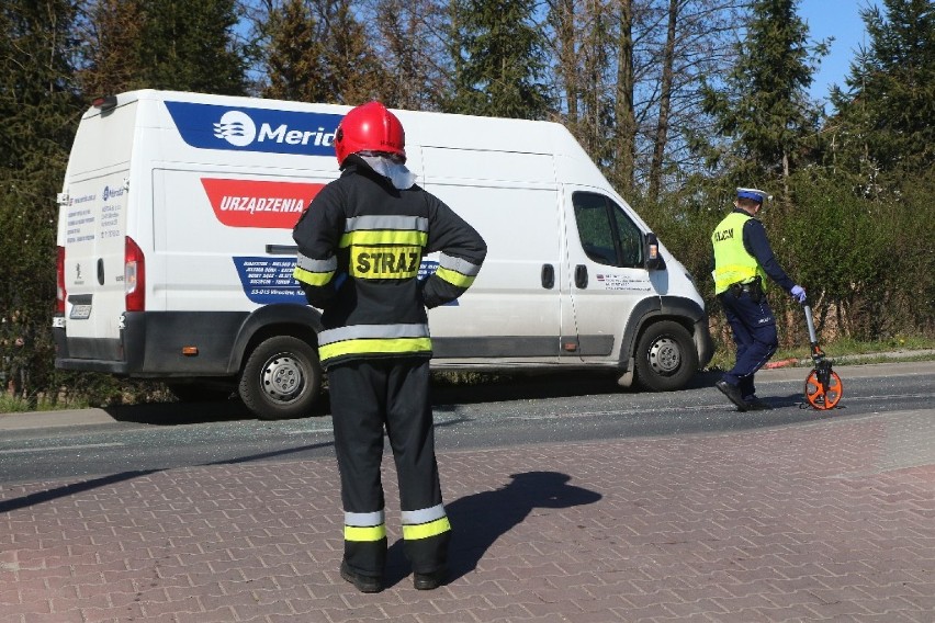 Wypadek w Nadolicach Wielkich. Bus wjechał w volkswagena, jedna osoba ranna [ZDJĘCIA]