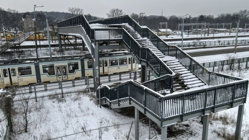 Kładkę przy stacji SKM Gdańsk Stocznia czeka modernizacja? Miasto w tym tygodniu ogłosi przetarg na opracowanie projektu przebudowy