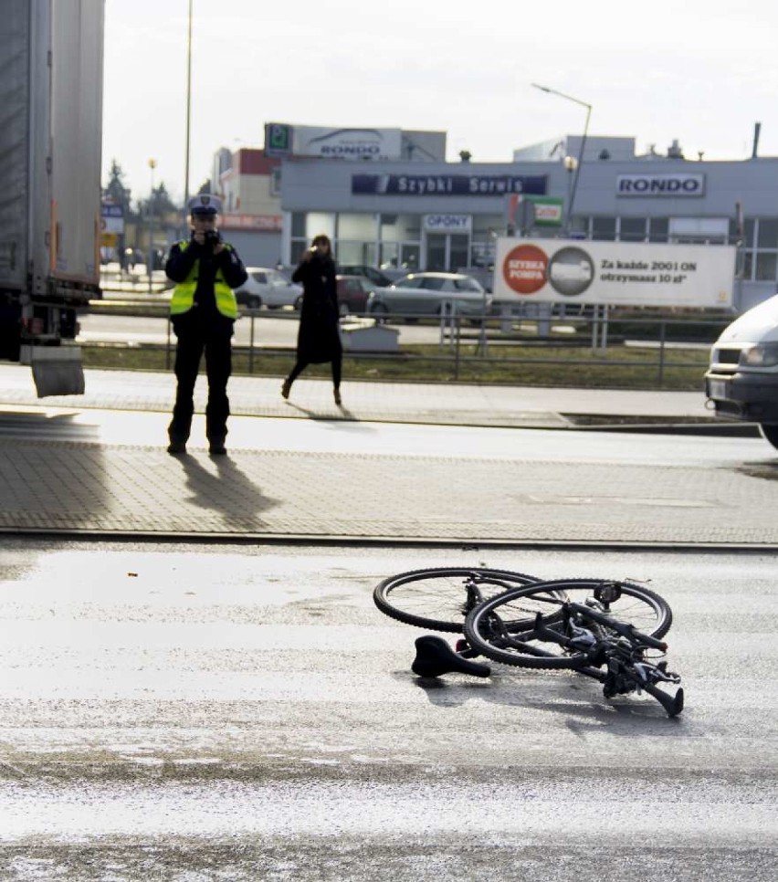 Samochód potrącił rowerzystę na alei Wojska Polskiego w...