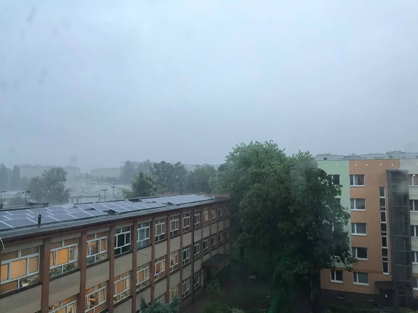 Burza w Warszawie. Oberwanie chmury nad stolicą. Zalane ulice i utrudnienia w ruchu