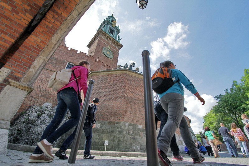 Strzały na Wwelu. Wzgórze wawelskie zabezpieczone. Samochód już nie wjedzie [ZDJĘCIA]