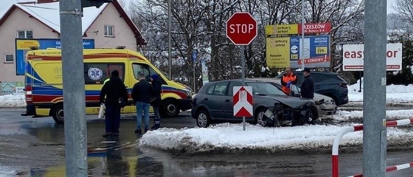 Wypadek z udziałem trzech samochodów w Tyczynie [ZDJĘCIA INTERNAUTÓW]