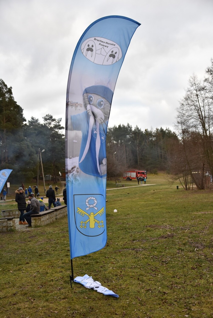 Pomaganie przez morsowanie. Akcja morsów z Ostroroga na rzecz chorego Oliwiera