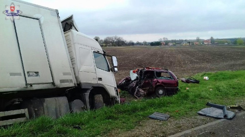 W zderzeniu ciężarówki z dwoma osobówkami zginęły trzy osoby