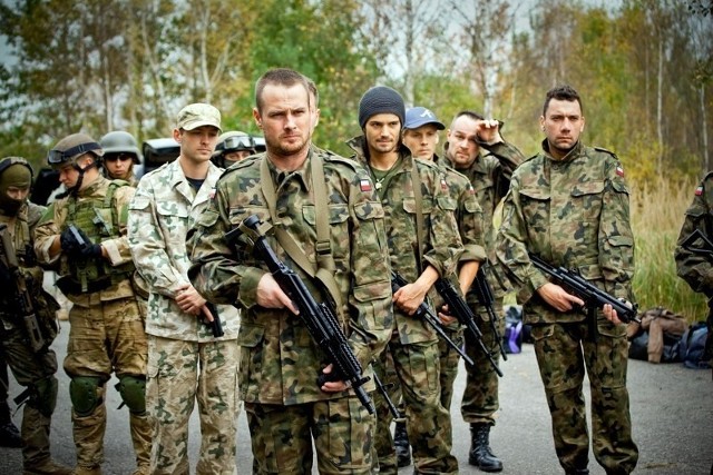 Aktorzy podczas szkolenia wojskowego na poligonie w Rembertowie