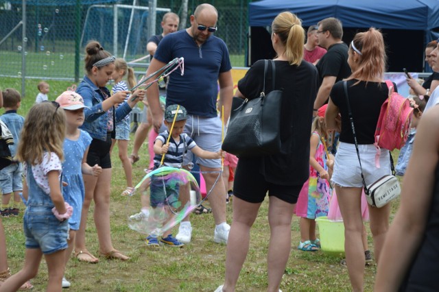 Festiwal baniek mydlanych na stadionie w Wieluniu ZDJĘCIA | Wieluń Nasze  Miasto