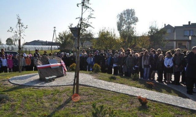 Pomnik odsłonięto na terenie Zespołu Szkół w Benicach