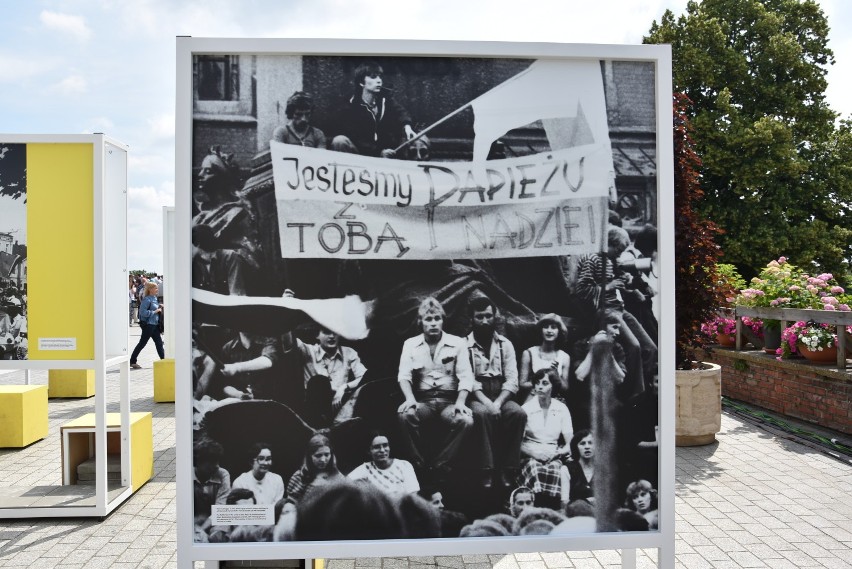 Jasna Góra. Wystawa fotograficzna w 40. rocznicę pielgrzymki Jana Pawła II ZDJĘCIA także archiwalne