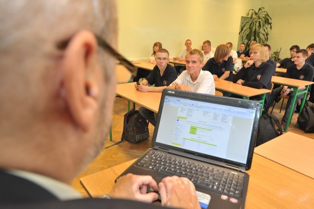 W Szkole Podstawowej nr 2 w Szamotułach zaginęły dzienniki. Wszyscy ich szukają i... wymieniają świadectwa, na których pojawił się błąd.

Zobacz więcej: Tajemnicze zaginięcie dzienników szkolnych w szamotulskiej „Dwójce"