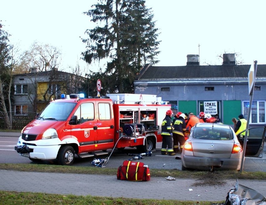 Wypadek w Brzezinach. Ranna kobieta w ciąży [ZDJĘCIA]