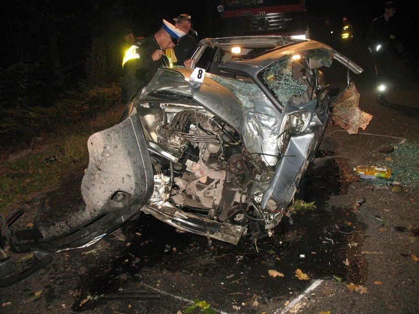 W Leszczance pijany kierowca wjechał w drzewo, pasażer nie żyje