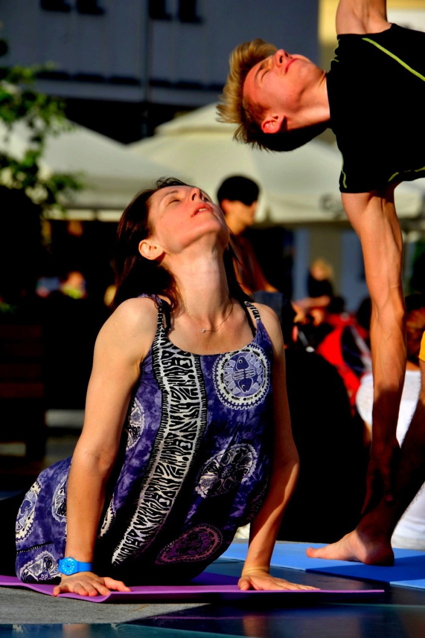 Flash mob miał promować yogę w przestrzeni miejskiej.