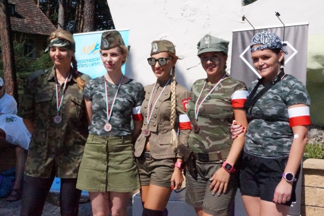 Pięć kobiet z Gorzowa Wlkp. postanowiło pobiec w żołnierskich strojach.