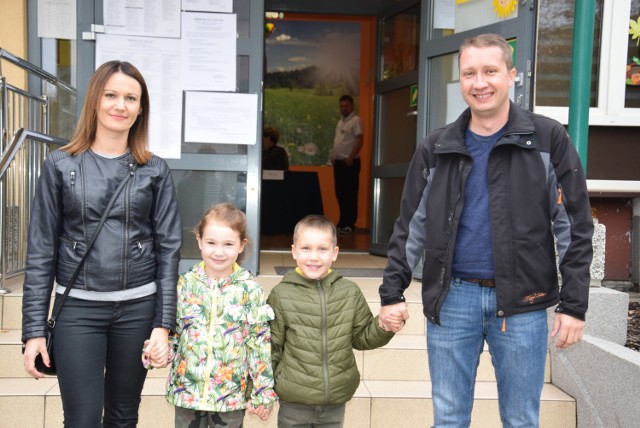 Dorota, Milena, Szymon i Łukasz Stańczykowie po wyjściu z lokalu wyborczego przy ulicy 9 Maja w Kędzierzynie-Koźlu.
