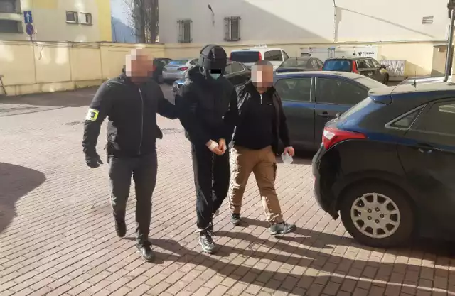 Zatrzymany przez śródmiejskich policjantów 23-latek usłyszał zarzut rozboju, przestępstwa na tle seksualnym oraz usiłowania zabójstwa z użyciem niebezpiecznego narzędzia.