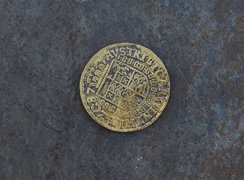 Złota moneta na wykopaliskach w Piotrkowie
