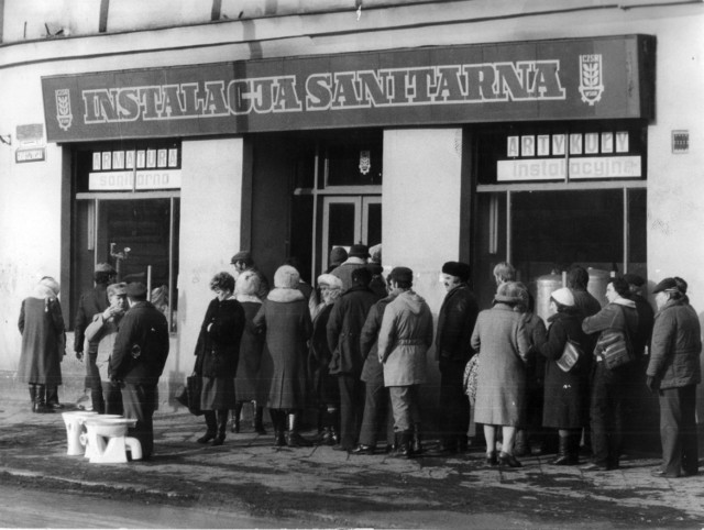 Kolejka do sklepu z asortymentem sanitarnym, ul. Grabiszyńska