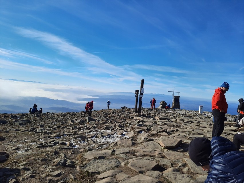 Beskidy. Diablak w jesiennej odsłonie - morze chmur i widok na Tatry [ZDJĘCIA]