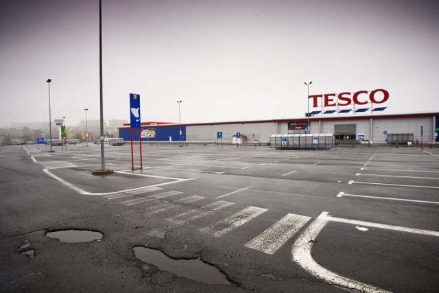 Handel na giełdzie przy hipermarkecie Tesco w Szczawnie-Zdroju przestaje być darmowy