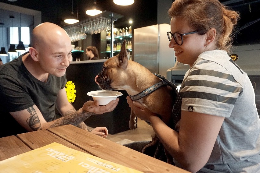 Jedzenie dla psa zamówisz w restauracji! Stacja Street Food w Łodzi wprowadziła specjalne menu